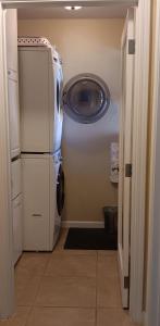 萨克拉门托Arden Park Charm的洗衣房配有洗衣机和烘干机