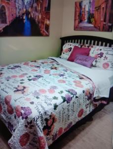 萨克拉门托Arden Park Charm的一间卧室配有一张带花卉棉被的床