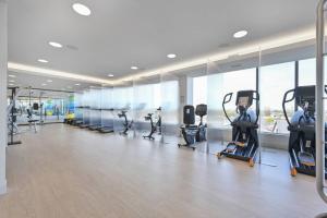 剑桥Central Sq 2BR w Gym WD Doorman nr T BOS-316的大楼内带跑步机和椭圆机的健身房