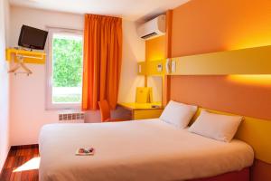 布吕热The Originals Access, Hôtel Bordeaux Lac的酒店客房设有白色的床和窗户。