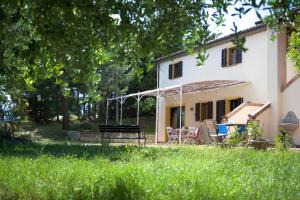 锡罗洛Il Casale Di Montefreddo的院子里带野餐桌和椅子的房子