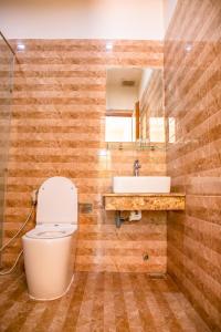 罗夷Cam Bình Resort的一间带卫生间和水槽的浴室