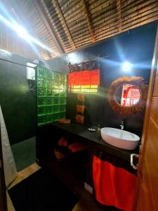 Nosy KombaCOCONUT LODGE KOMBA的一间带水槽和镜子的浴室