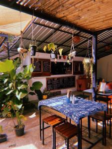 阁帕延岛Tropical Hostel的带厨房的客房内的桌椅