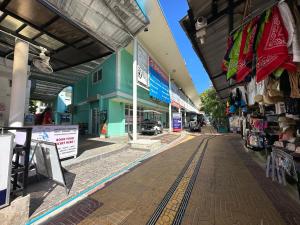 皮皮岛Blue Flow Hostel的购物中心里一条空荡荡的街道,商店