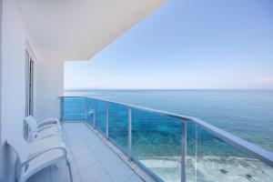 库萨达斯Le Bleu Hotel & Resort Kusadasi的海景阳台。