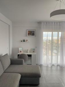 滨海罗克塔斯Apartamentos La Gaviota的白色的客厅配有沙发和窗户