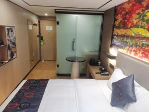 广州逸米米公寓(广州十三行一德路地铁站店)的酒店客房,设有床和滑动玻璃门
