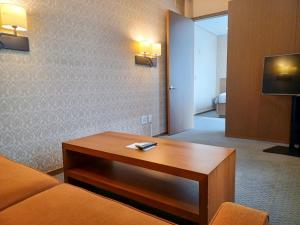 首尔美利来酒店首尔明洞.的带沙发和咖啡桌的客厅