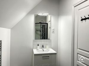 沙泰勒罗Les studios d'Elina的白色的浴室设有水槽和镜子