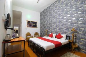 DhanwārSaalwood Safari Lodge的一间卧室设有一张床和蓝白色的墙壁