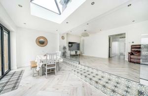 PinnerModern Family Home in Greater London的客厅设有白色的墙壁和天窗。