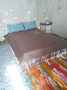 NuweibaMichael's House的一间卧室配有一张带彩色毯子的床