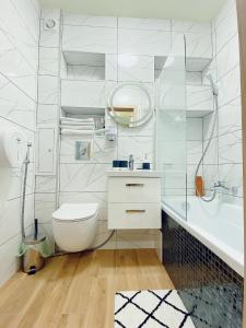 华沙Apart Wiktoria的白色的浴室设有卫生间和水槽。