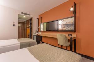 安塔利亚客安贝斯特韦斯特酒店的酒店客房配有两张床和一张书桌