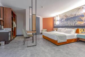 安塔利亚客安贝斯特韦斯特酒店的酒店客房配有一张床、一张书桌和一间厨房。