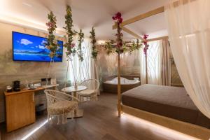 蒙特卡蒂尼泰尔梅Suite Dreams Montecatini的一间卧室配有一张天蓬床和一个浴缸