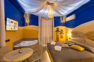 蒙特卡蒂尼泰尔梅Suite Dreams Montecatini的带浴缸和床的大型浴室