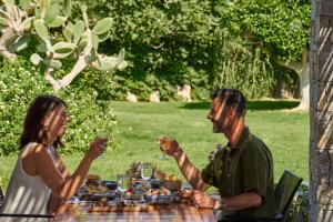 阿默达拉-伊拉克利翁阿加比海滩高级全包度假村的坐在桌子上戴酒杯的男人和女人