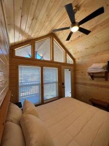 瓦莱065 Star Gazing Tiny Home nr Grand Canyon South Rim Sleeps 8的一间卧室配有一张大床和吊扇