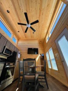 瓦莱065 Star Gazing Tiny Home nr Grand Canyon South Rim Sleeps 8的一间带吊扇的客厅和一间厨房