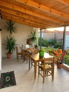 戈里察Vila Qyteza的庭院设有木桌、椅子和植物