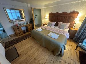 剑桥Cambridge Bed & Breakfast的酒店客房,设有两张床和镜子