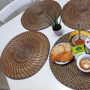 RolettoElisabeth House的一张桌子,上面有两盘早餐食品