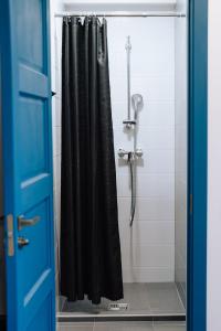 马多纳Sniegi Apartments with sauna的浴室内配有黑色淋浴帘和淋浴