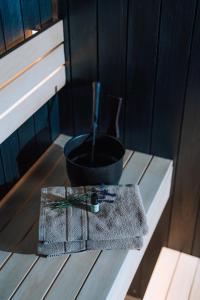 马多纳Sniegi Apartments with sauna的木桌上的一个黑锅
