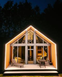 马多纳Sniegi design cabin with sauna的前面有灯的房子