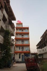 GulzārbāghHotel Friends Inn ,Jakariyapur的街道中间的高楼