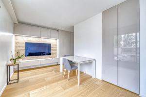 布洛涅-比扬古Superbe 2 pièces 52 m2 refait à neuf Boulogne Nord - Superb brand new 1 bedroom appartement North of Boulogne的一间白色的饭厅,配有桌子和窗户