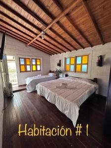 San VicenteEL PARAISO G - FINCA HOTEL LGBT - ADULTS ONLY的一间带两张床的卧室,位于带窗户的房间内