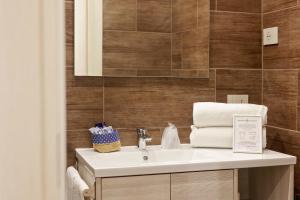 那不勒斯U259 B&b的浴室设有白色水槽和棕色瓷砖