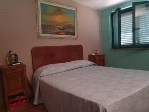Montecorvino PuglianoAl Rifugio的卧室配有一张床,墙上挂着一幅画