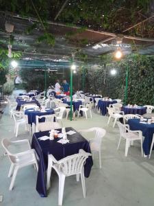 Montecorvino PuglianoAl Rifugio的一组桌椅,配有蓝色和白色的桌子
