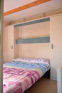 SotoserranoBungalows, Camping Vega de Francia的卧室内的一张床位,配有双层床