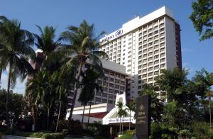 八打灵再也八打灵再也希尔顿酒店的一座棕榈树环绕的大建筑