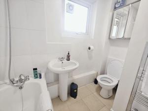 伦敦City Airport Apartment的白色的浴室设有水槽和卫生间。