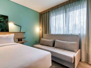 贝洛奥里藏特Novotel BH Savassi的酒店客房设有床和窗户。
