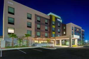 拉斯维加斯Home2 Suites By Hilton Las Vegas North的前面有一个停车位的酒店
