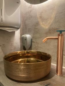上陶恩克里斯特酒店的带水龙头的浴室内的铜水槽