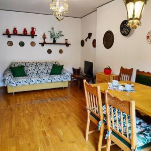 巴多尼奇亚Bardo Escape的客厅配有沙发和桌子