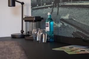 哈根Strandhaus Hagen的桌子上放一瓶葡萄酒和玻璃杯