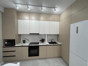 比什凯克Rent Apartment的厨房配有白色橱柜和水槽