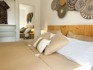 科拉雷侯Villa Rosa Fuerteventura的卧室配有带枕头和镜子的白色床