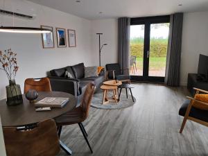 比塞尔Vakantiewoningen Eyveld的客厅配有沙发和桌子