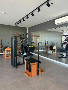 佩尼亚Solar Pedra da Ilha - Quarto 611的一间设有健身房的房间,配有多种健身器材
