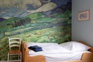 尼德根Fewo Eifel Eichen的卧室墙上有绘画作品